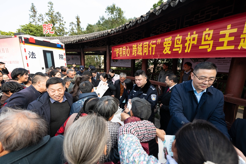 向群众发放保护鸟类知识宣传手册、环保袋、书签等宣传资料