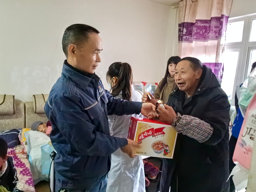 袁大洪上门看望困难老人。王烨 摄