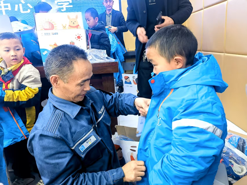 为山区孩子送去温暖。习水县融媒体中心供图