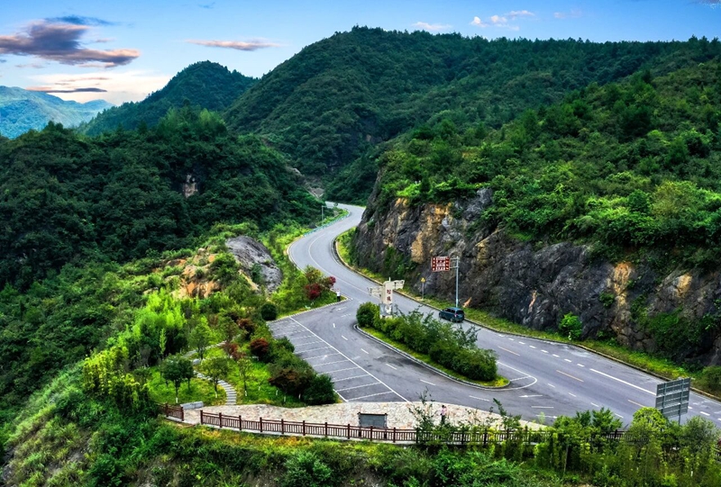 1 圖為印鬆交界觀景台。&nbsp; 羅 鵬 &nbsp;攝