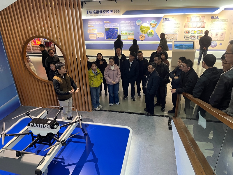 圖為：全體學員聆聽“低空+文旅”消費場景運營模式