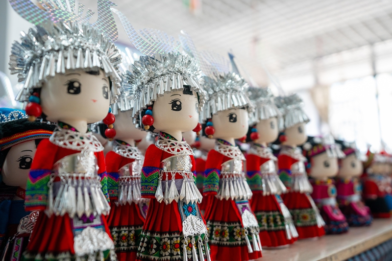 3 图为民族手工艺产品