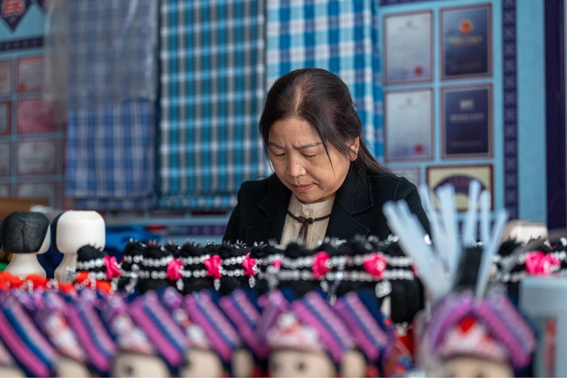 5 图为韦国琴正在制作手工艺产品