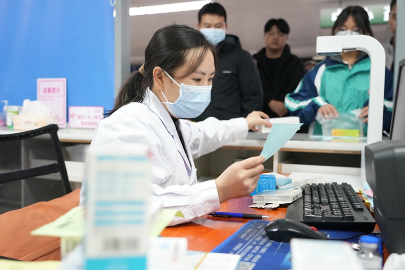 4、11月27日晚上9點,兒科急診配藥醫生正忙碌為患兒分揀藥物。