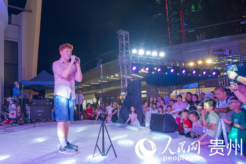4、观山湖区路边音乐会，欧洲的音乐人登台互动。人民网 阳茜 摄
