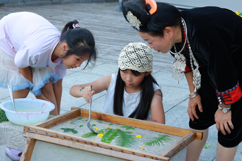 2、“非遗”亮相G76厦蓉高速天星桥服务区。