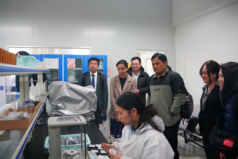 2.泰国农业大学团队到实验室观摩