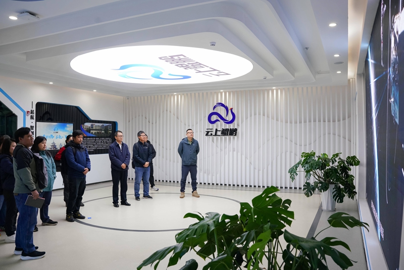 3.与会专家一行到贵安新区考察云上鲲鹏
