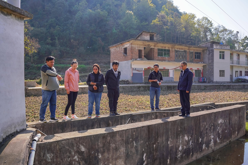 4.在普定县考察农村减贫成效和可持续发展