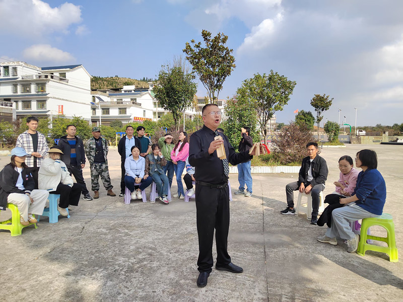 “快板書記”何孝友。