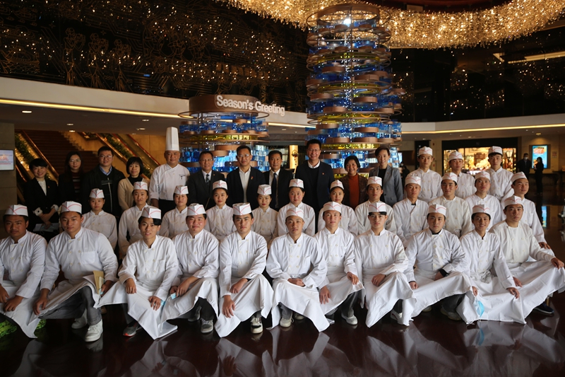 粤菜师傅—岭南集团班学生合影毕节职业技术学院供图