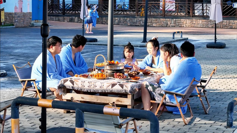 游客沉浸式體驗暖冬休憩時光。