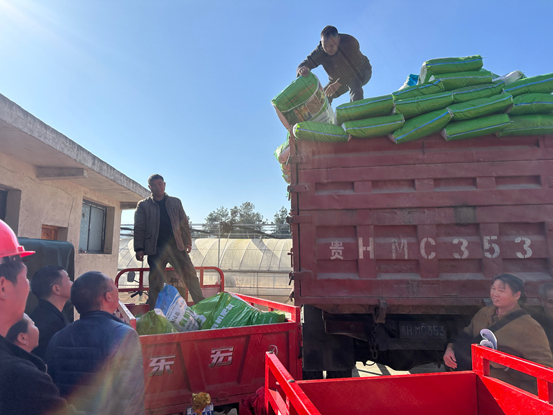 施秉縣牛大場鎮工作人員給特殊人群發放肥料。