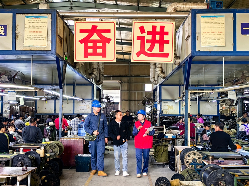 镇宁供电局工作人员开展上门服务，了解企业生产用电情。