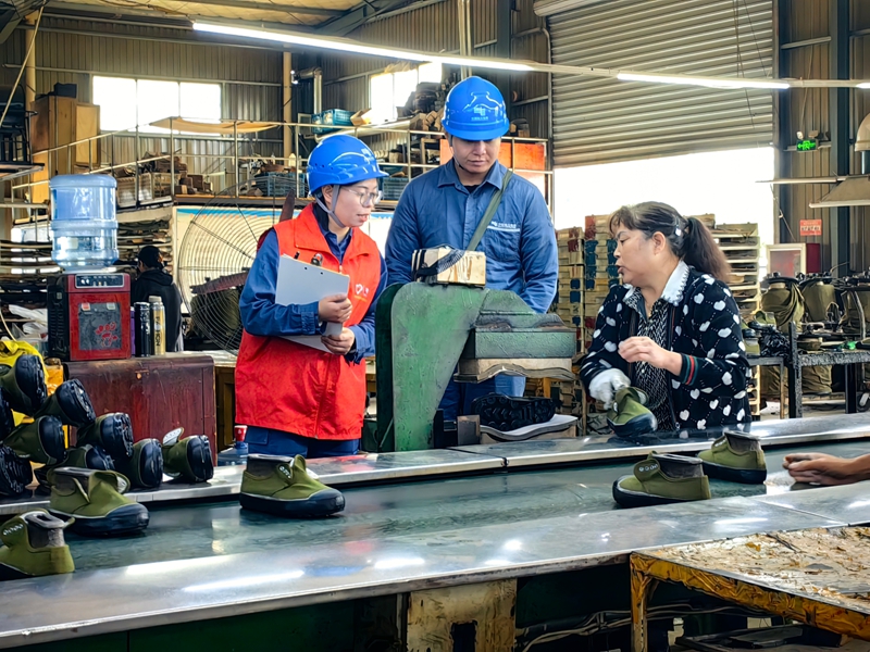 镇宁供电局工作人员开展上门服务，为企业排查安全隐患。