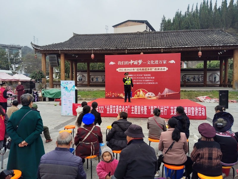 1 图为交通执法人员在活动现场开展宣传活动