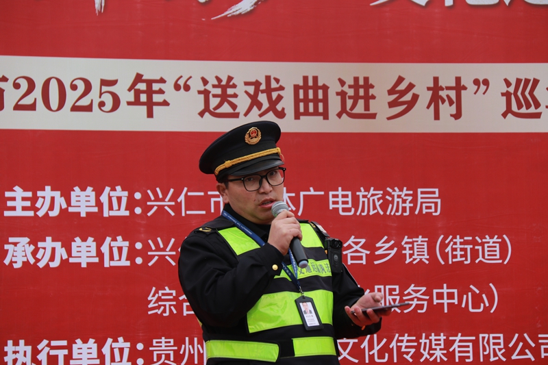 2 图为交通执法人员在活动现场。