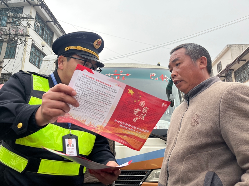 执法人员在集市开展宪法宣传。