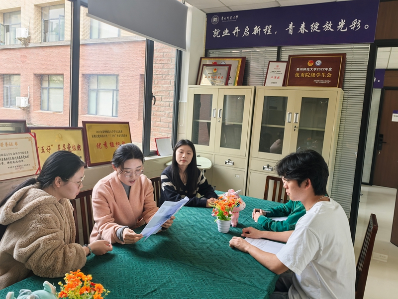 ”職引青春“工作室指導學生場景。.jpg