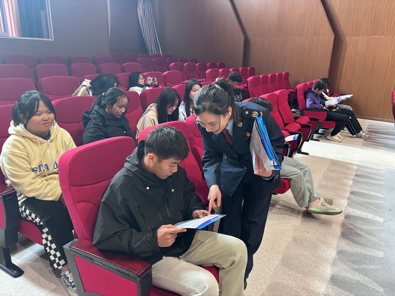 税务干部讲解相关政策。