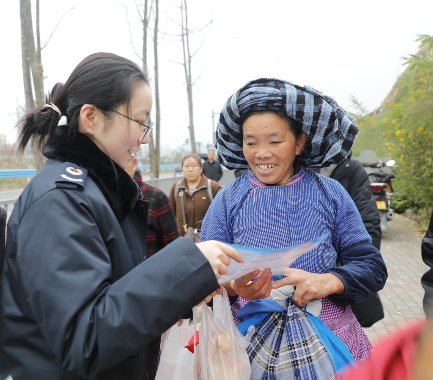 岭税长青志愿服务队走进社区、集市,将宪法知识、税法政策与社保医保缴费服务送到群众身边。