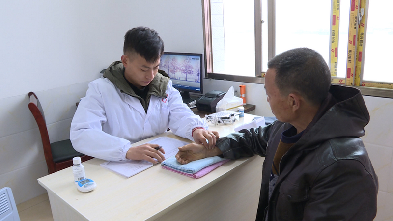 村衛生室村醫為村民“把脈問診”。習水縣融媒體中心供圖