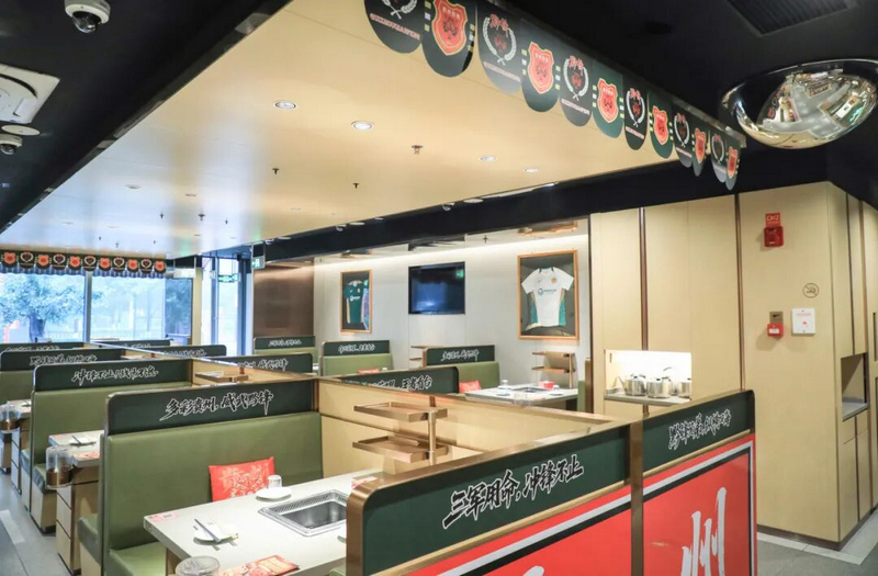 海底撈貴陽觀山湖萬達餐廳室內室外盡顯足球氛圍。