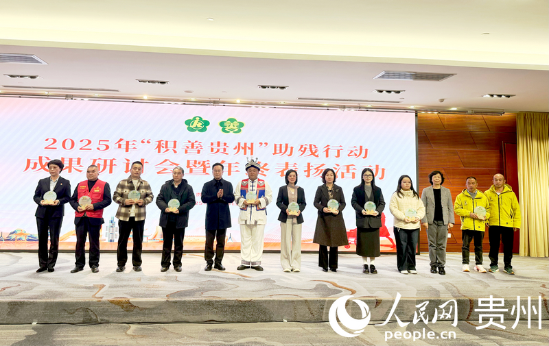 与会领导为获奖单位和个人颁发奖牌。张佳佳摄