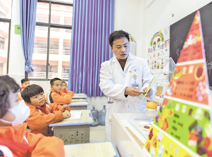 医护人员在天柱县第八小学为学生讲解营养知识。龚偕延摄