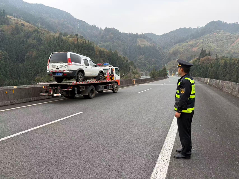 1 图为将“事故车辆”拖离。