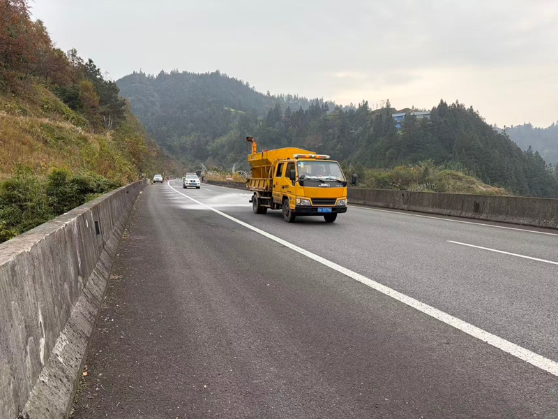 2 图为对凝冻路段开展除冰作业