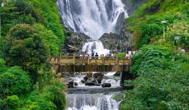 滴水岩小瀑布。尚宇杰 攝.jpg