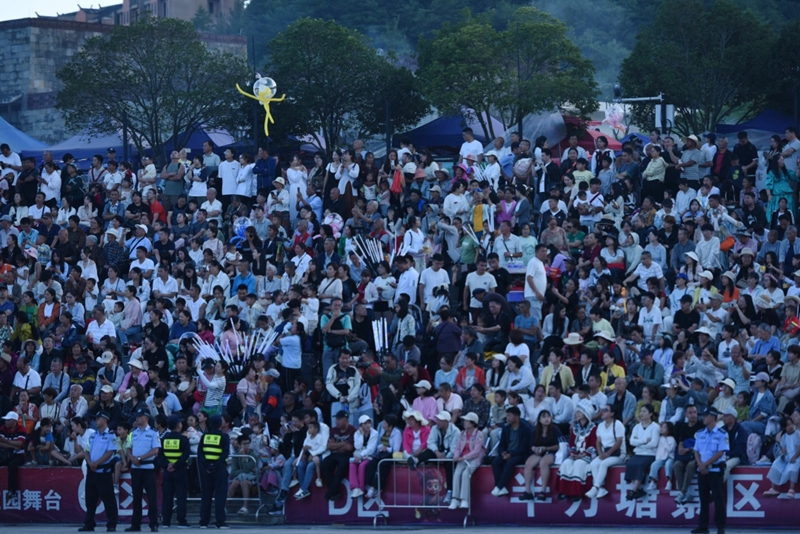 野玉海“火把季”現場人山人海。謝勇勇 攝.jpg
