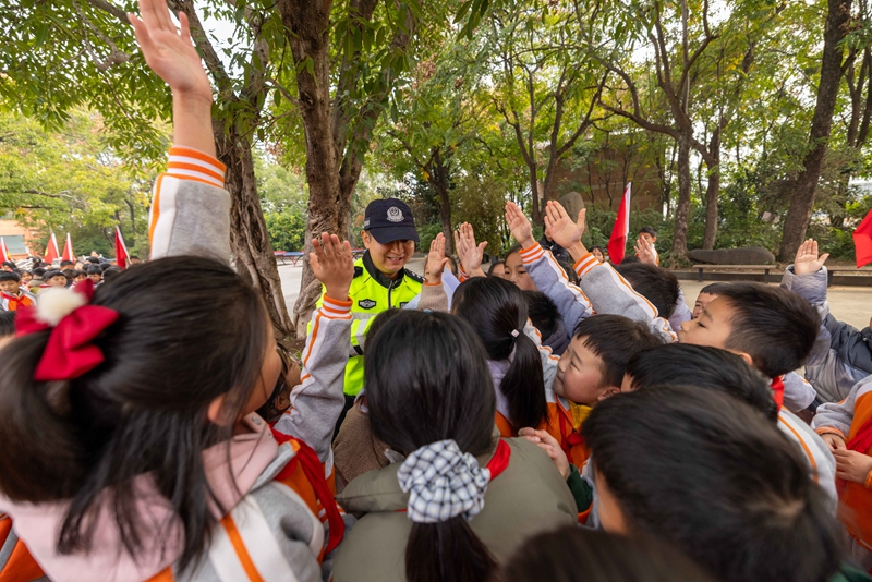 民警与学生进行交通安全知识互动。