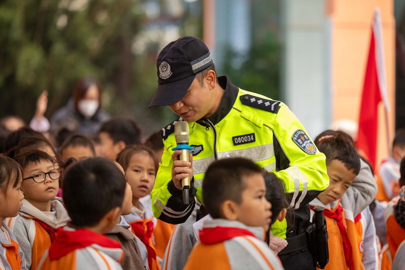 民警与学生进行交通安全知识互动。