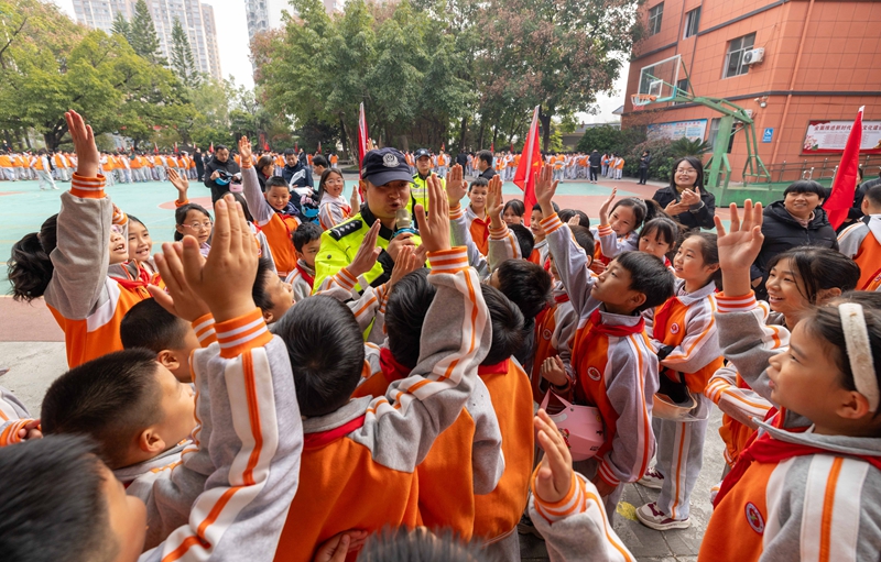 民警与学生进行交通安全知识互动。