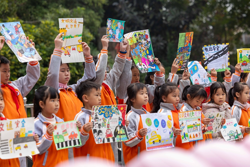 学生展示自己绘制的手抄报作品。