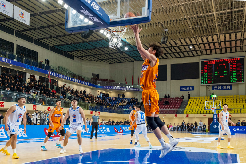12月3日,全國男子籃球聯賽(NBL)季前賽杭州經緯隊VS焦作文投隊比賽現場。