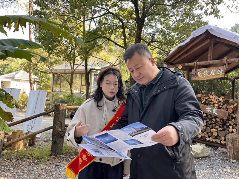 圖：南明“企業之家”專員為創業者介紹企業之家服務功能