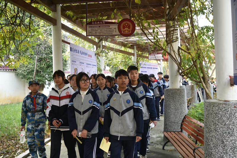 学生们正在参观法治文化长廊。王方 摄.jpg