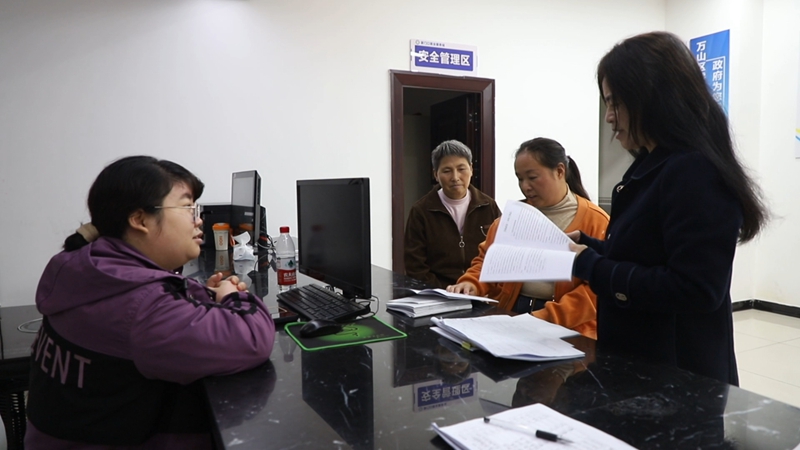 贵苑社区家门口就业服务站，协管员耐心协助求职者填写相关信息和岗位诉求 (2).jpg