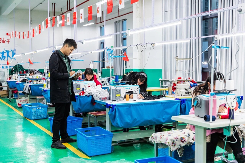 旺家社区微工厂，工人在赶制订单 (1).jpg