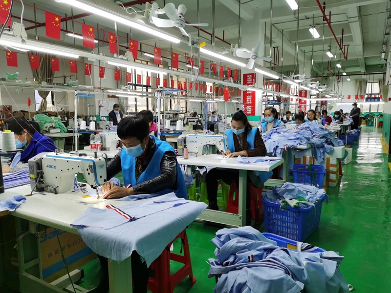 旺家社区微工厂，工人在赶制订单 (2).jpg