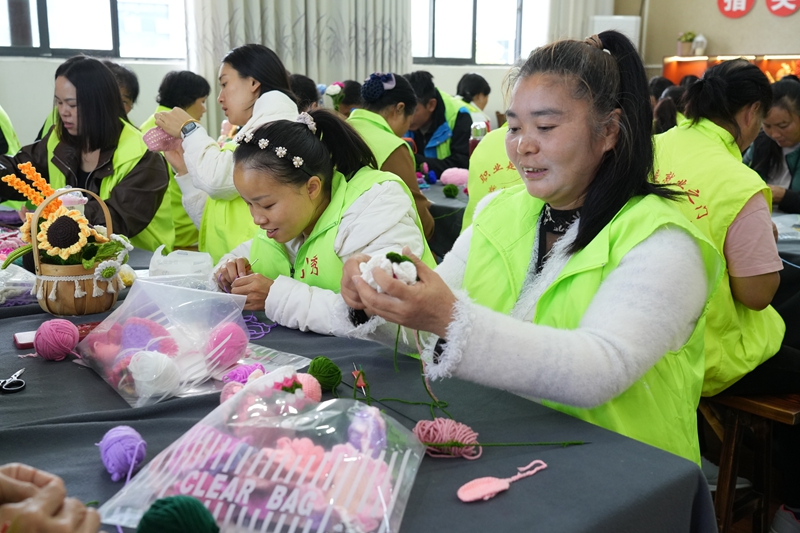 丹都街道旺家社区微工厂手工传习基地，学员在学习钩织毛线技巧.jpg