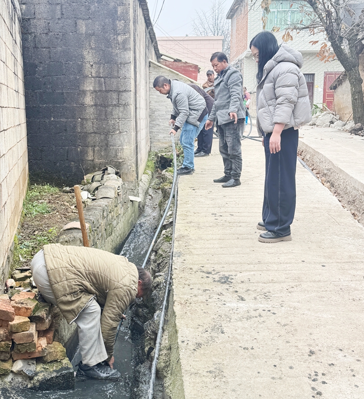干群奋力疏通排污管 (1).jpg