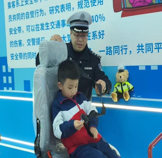 幼儿体验安全乘车,学习规范系好安全带。.png