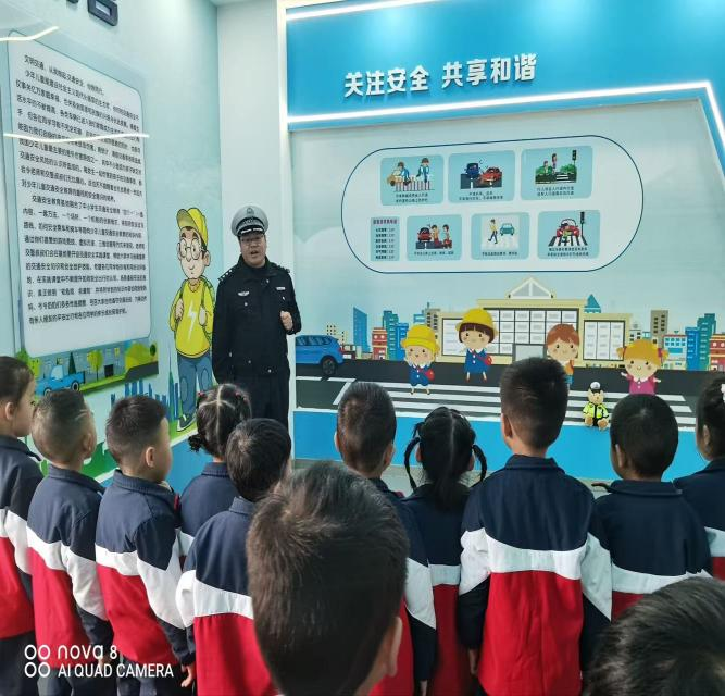 交警叔叔现场讲解交通知识,萌娃们听得格外认真。.png