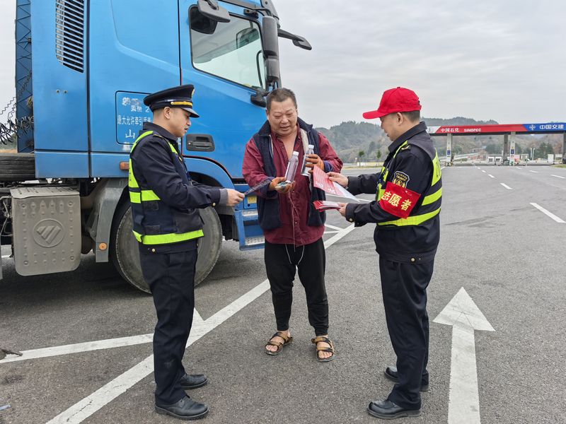 交通綜合執法人員向貨車司機發放憲法宣傳手冊。