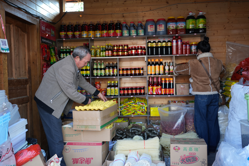 吳開楊和妻子正在忙著金街新店的鋪貨 。