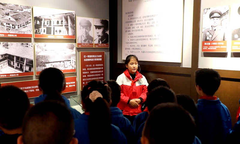 小小红色宣讲员正在开展红色故事讲解。陈桂良摄